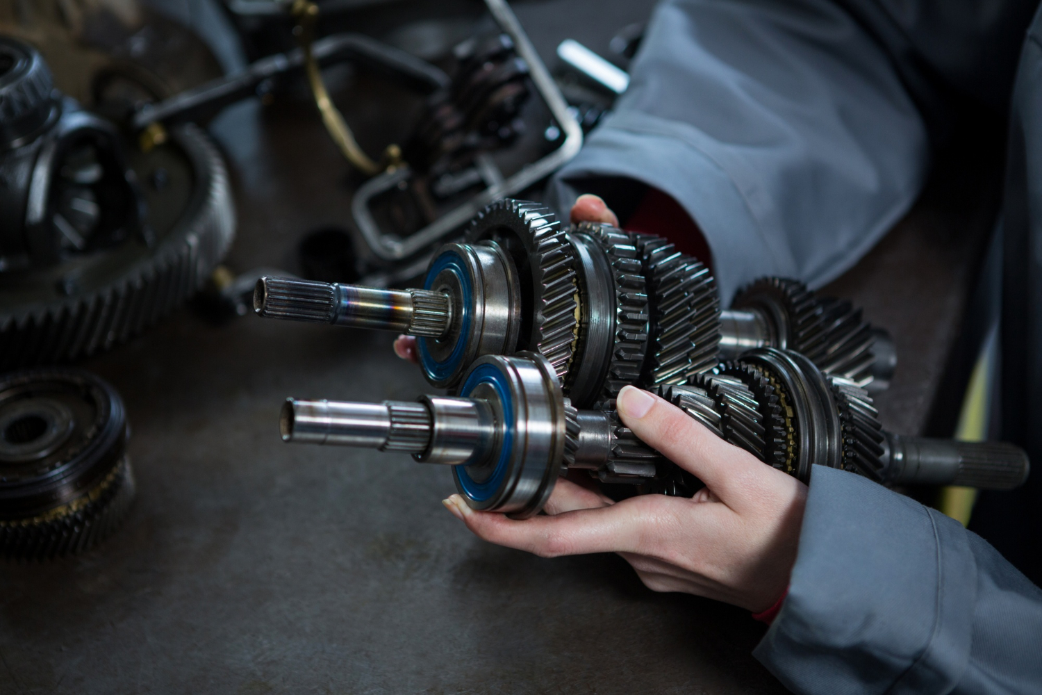 Conjunto de engrenagens automotivas em manutenção
