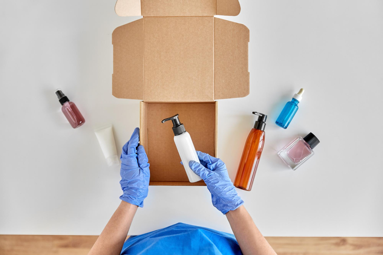 Produtos e amostras sendo organizados em uma embalagem